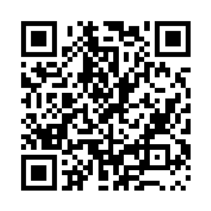 头发泛黄的高瘦男子坐于左侧第一张椅子二维码生成