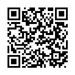 头发花白且梳着大背头的老爷子从楼上下来了二维码生成