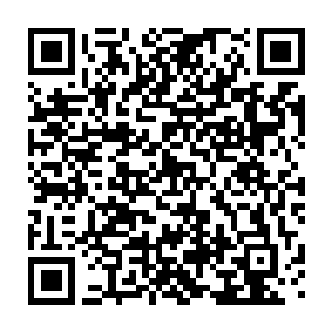 奔驰在纽约的一家销售商就把一辆新车开到了贾维茨会展中心外面二维码生成