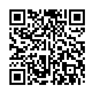 奥菲莉娅和凯丽站在苏凡的身后陪他看着风景二维码生成