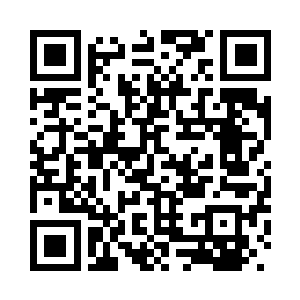 女人认真的低头翻阅着手里的试卷二维码生成