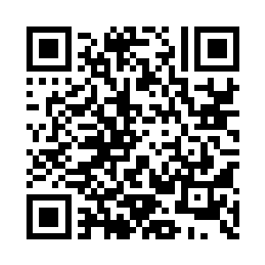 女佣们陆陆续续将用银纸餐盘装盛的佳肴份上二维码生成