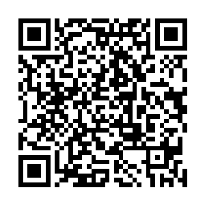 女军人瞬间从大腿上抽出了构型小巧的枪械对准了这些人二维码生成