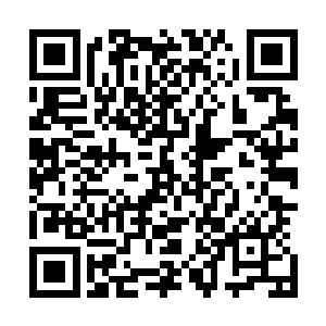 女子手指特有的纤细让他一下子意识到了是谁正握着他的手二维码生成