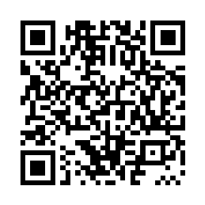 女子身形在一棵大松树的延伸树枝上一停二维码生成