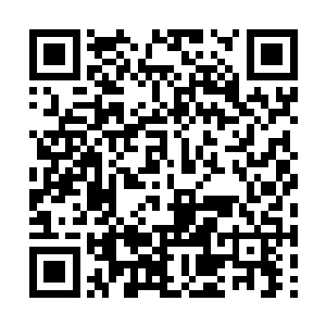 女护士处理好了夏天身上的绷带之后就离开了病房二维码生成