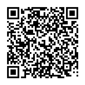 她一边在如今来看型号老旧的电脑上飞快地查着什么――屏幕上的字样慢慢放大二维码生成