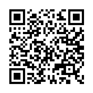 她也掏出了一瓶一瓶的那叫什么……哦二维码生成