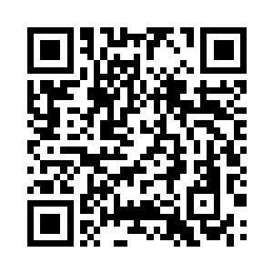 她们一回头看到身着白蓝苏绣映花旗袍二维码生成