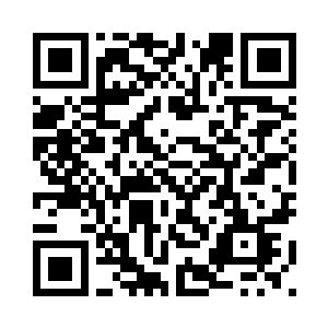 她们穿着一模一样的秀气雪白衣裤二维码生成