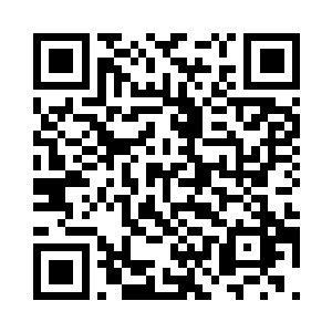 她们见到阿蛮姐妹已经换上了新衣服二维码生成