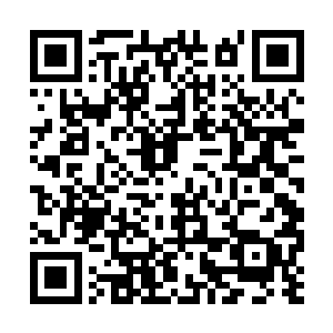 她像是披着战袍的战士一把推开中央感应厅的大门二维码生成