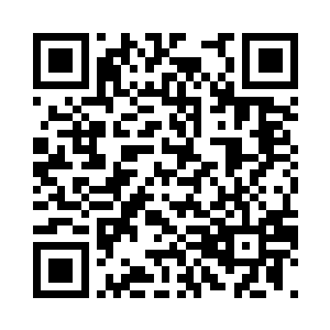 她取出一颗三彩神晶启动了白玉罗盘二维码生成