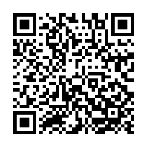 她可不记得自己拿过这个不知道哪儿冒出来的男人的东西二维码生成