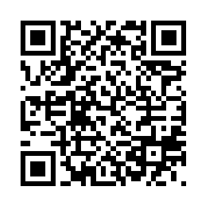 她右手边有一个摆满各种食物的小几二维码生成