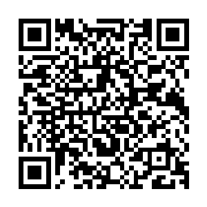 她坐到我身边的一个凳子上我都可以看到她雪白的大腿露出旗袍二维码生成