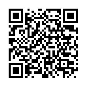 她坐在马车内靠着沉香色缠枝纹绒布垫闭目二维码生成