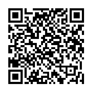 她察觉到自己竟然是以一个很缓慢的速度向天空上方飘着二维码生成
