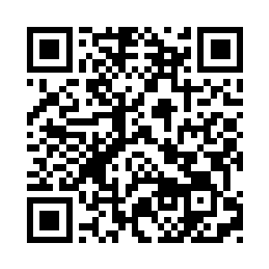 她小心翼翼的走进来将碟子放到我手边的桌上二维码生成