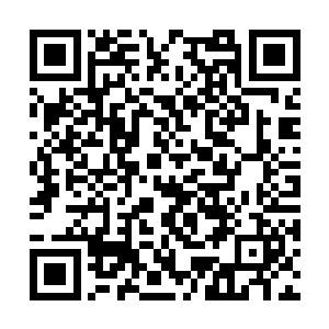 她带着她女儿和黎明躲在厨房里偷偷的吃东西……二维码生成