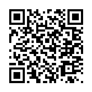 她开心地看着台上唱得很嗨皮的李裕二维码生成