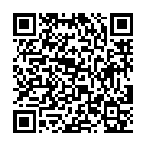 她抬起手里的冲锋枪就朝秃头男站立的位置射击……二维码生成