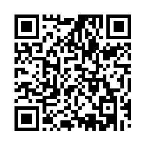 她撑着下巴坐在家门口望着外头的田野出神二维码生成