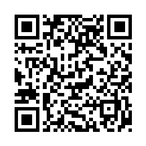 她是在一处满是卵石的河滩边奋力挪上岸的二维码生成