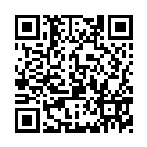 她正在录音棚当中做最后的一首主打曲二维码生成