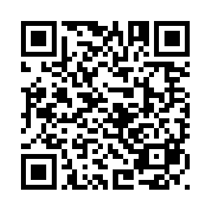 她正在目不转睛的看着桌上的蜡烛二维码生成