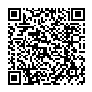 她此时的心思都花费在怎样去就会一直坐在自己不远处的那三个人的身上二维码生成