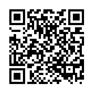 她气愤地用叉子扎着盘子里的鸡腿泄恨二维码生成