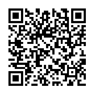 她洁白的美背就自然而然地露出了大片白皙的皮肤二维码生成