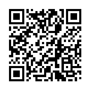 她焦急地对着二小姐和三小姐挥手示意二维码生成