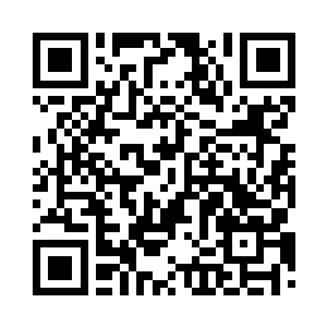 她用着很可爱的语气逗着这个小宝贝二维码生成