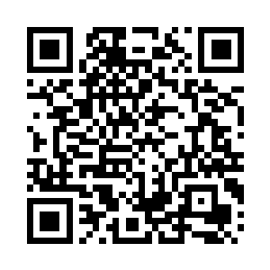 她用身子拼命地撞击着已经半开的车后盖二维码生成