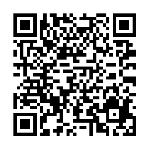 她的办公室里还有一个专门做休息室和餐厅的房间二维码生成