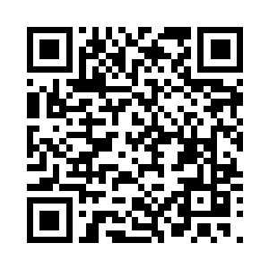 她的手轻轻的抚摸了一下自己的长发二维码生成