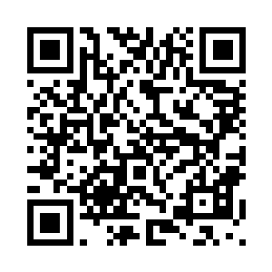 她的明亮的前额表现出深沉的理解二维码生成