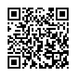 她的注意力全集中在头顶的白色丝网上二维码生成