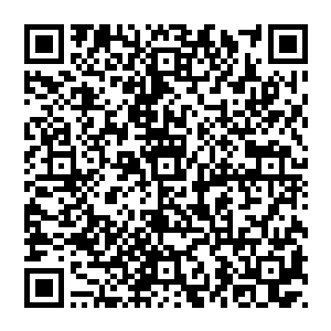 她的眼神明显地盯着人群中的某个点――而正和youtube高层谈笑风生的珍妮弗也似乎察觉到了吧台那边的眼神二维码生成