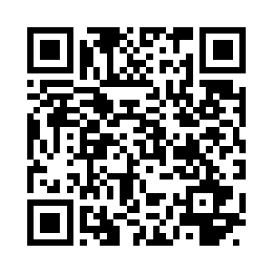 她的脖颈上还缠绕着一款黑色的丝巾二维码生成