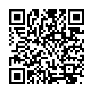 她的脸上没有任何表情地看着左手上的纸条二维码生成