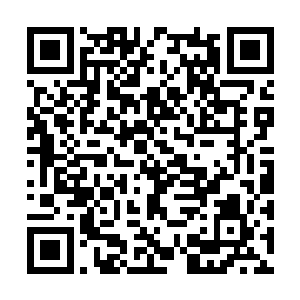 她的视线落在了他戴着月光石戒指的左手无名指上二维码生成