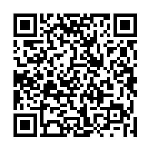 她眼角余光瞥到人群的那个男子一直在目光灼灼得看着她二维码生成