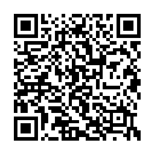 她神色有些不自然地回座到了自己的位置上来了二维码生成