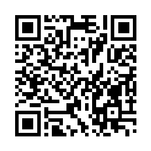 她穿着简单的白色长袖上衣和一条牛仔裤二维码生成