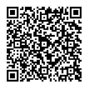 她足下那双黑色三寸细跟高跟鞋将她的圆柔的脚踝及穿着保暖丝袜的脚背衬得细致纤柔二维码生成