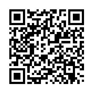 她还是忍住了自己动手而口头指导二维码生成