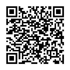 她那堪称一握的小蛮腰上挂着一个拳头大小的铜鼓二维码生成